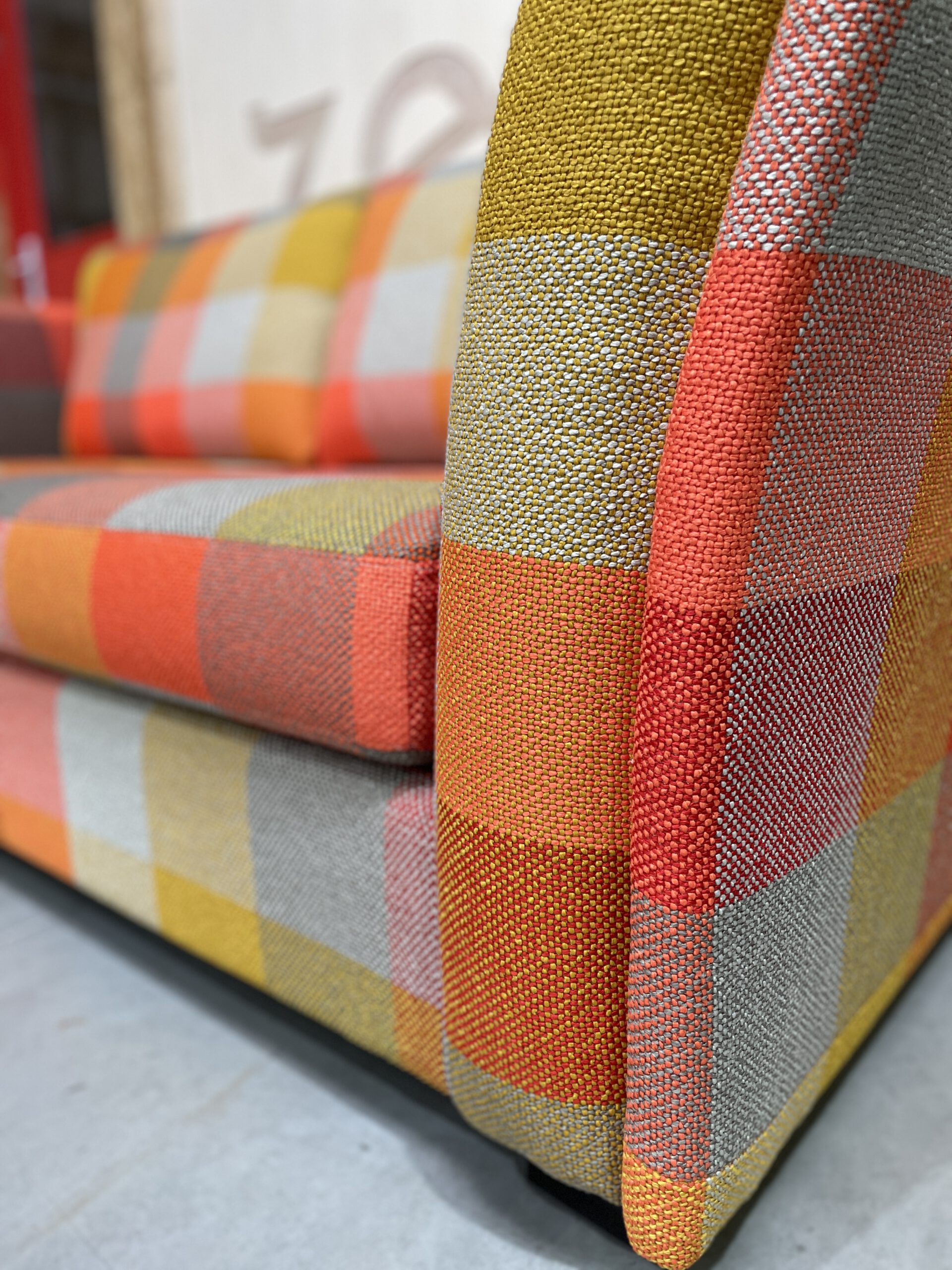 Kleurrijke bank in stof van De Ploeg